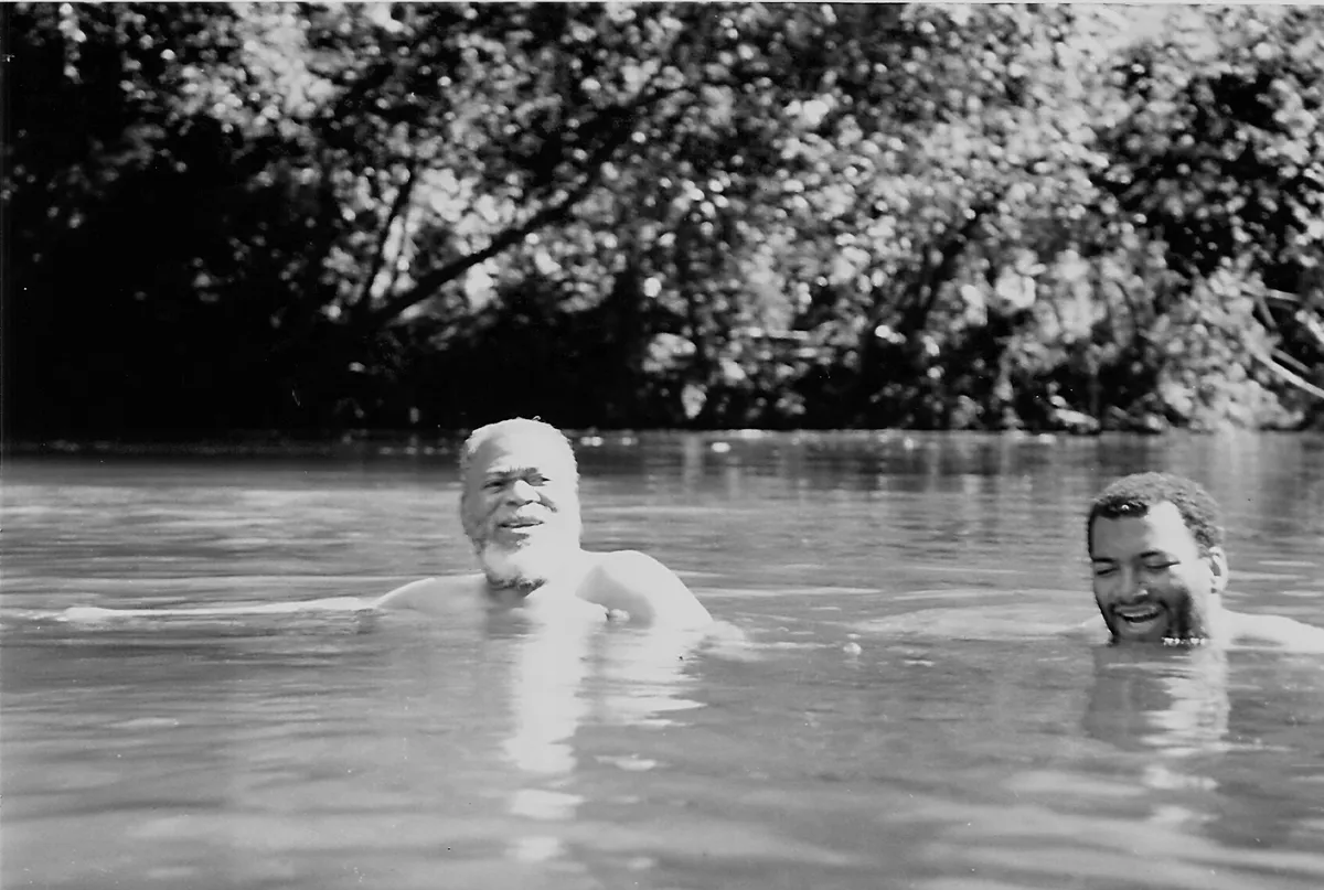 Arnoldo Palacios. En el río, en Cértegui. Fotografía de Jota Palacios.