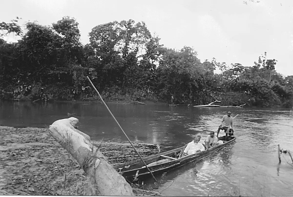 Arnoldo Palacios. Travesía en canoa por un río del Chocó. Fotografía de Jota Palacios.