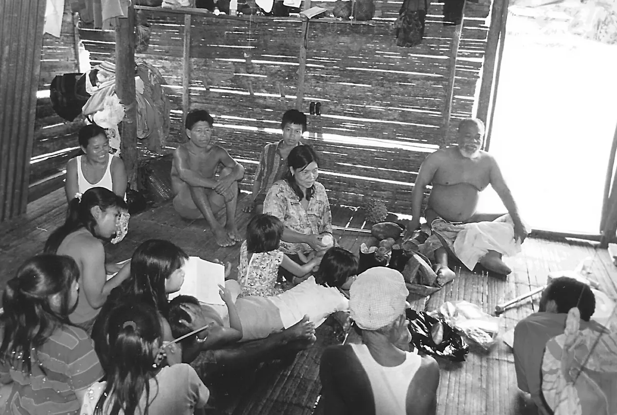 Arnoldo Palacios. Con la comunidad Emberá Katío. Fotografía de Jota Palacios.