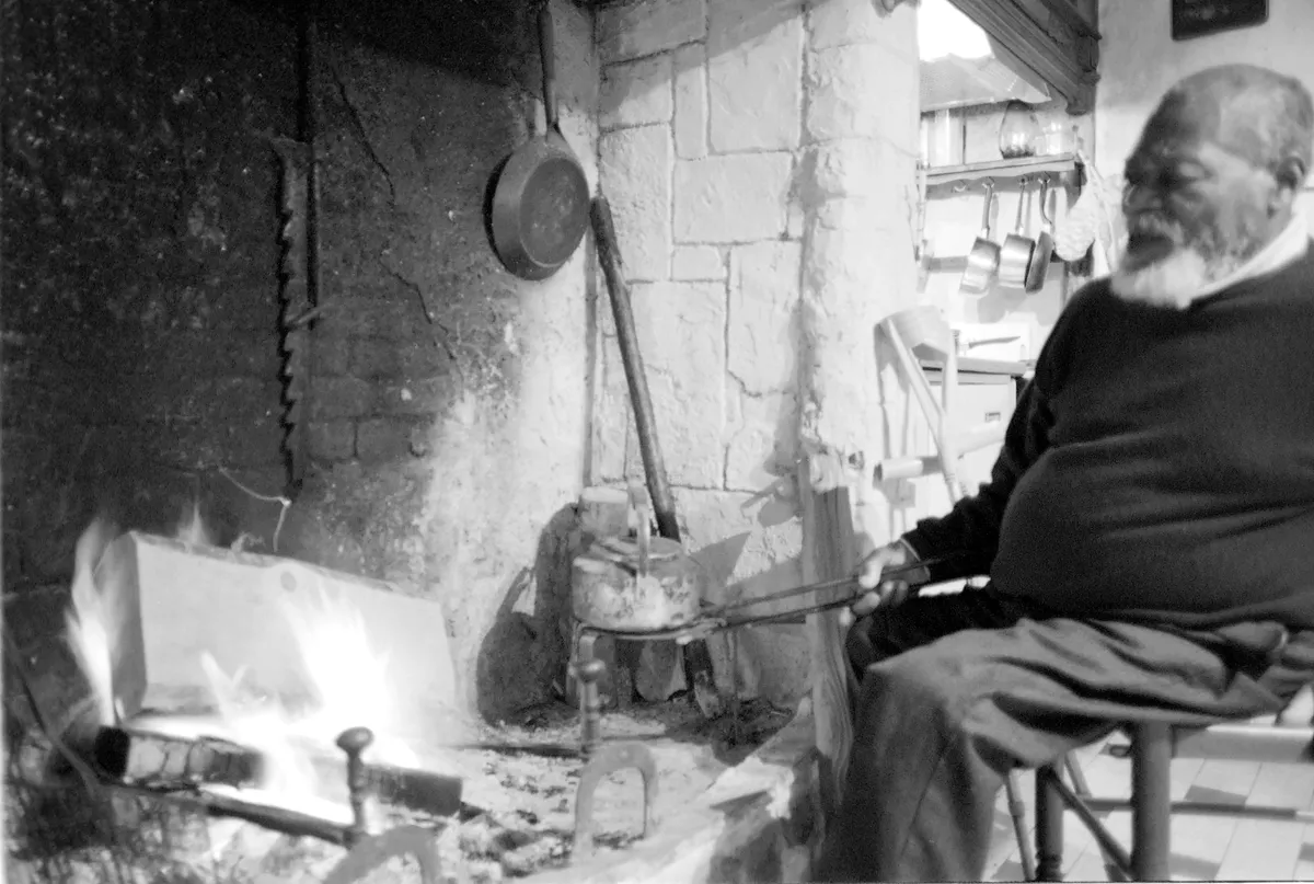 Arnoldo Palacios. Junto al fuego, en su casa de Normandía. Fotografía de Jota Palacios.