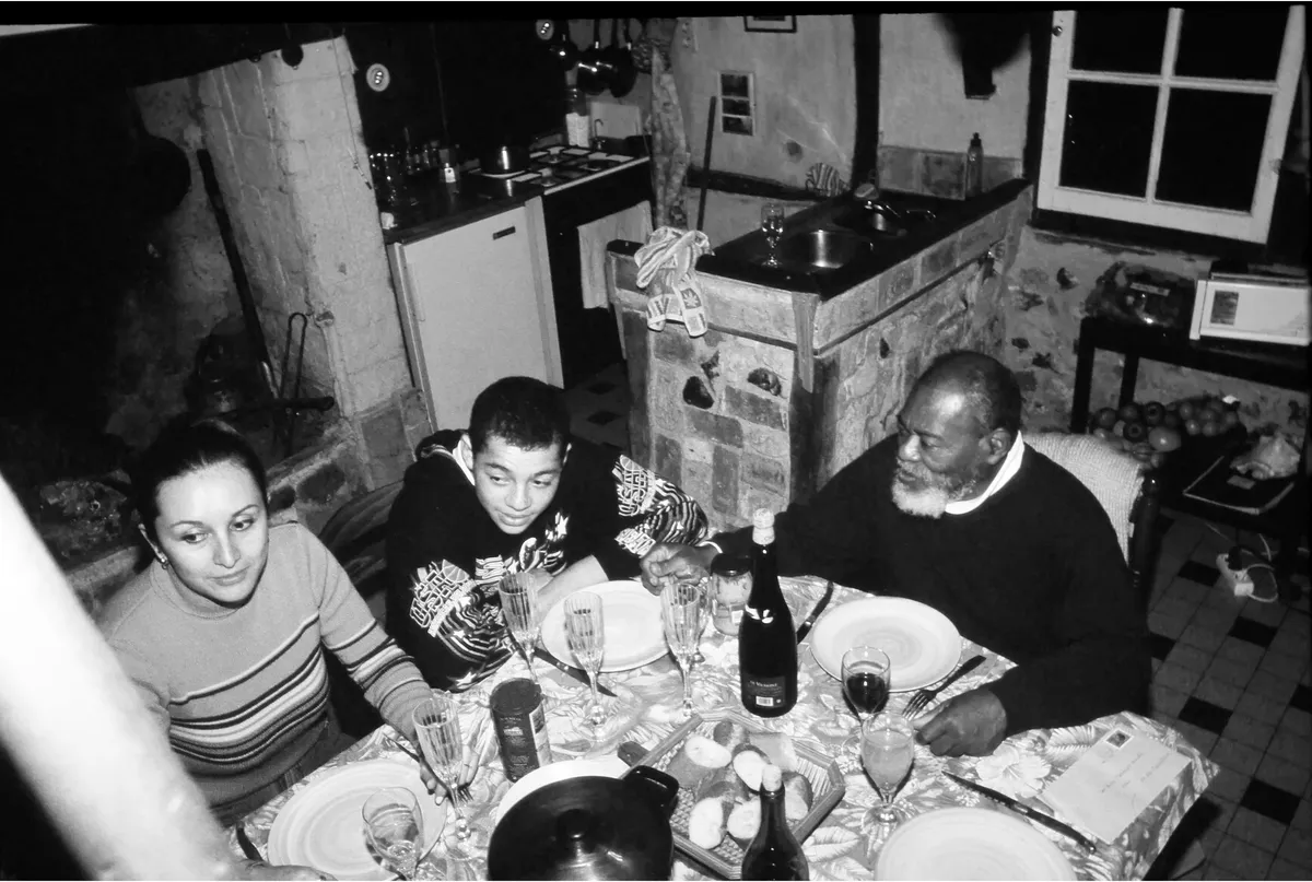 Arnoldo Palacios. Cena en familia, en Normandía. Fotografía de Jota Palacios.