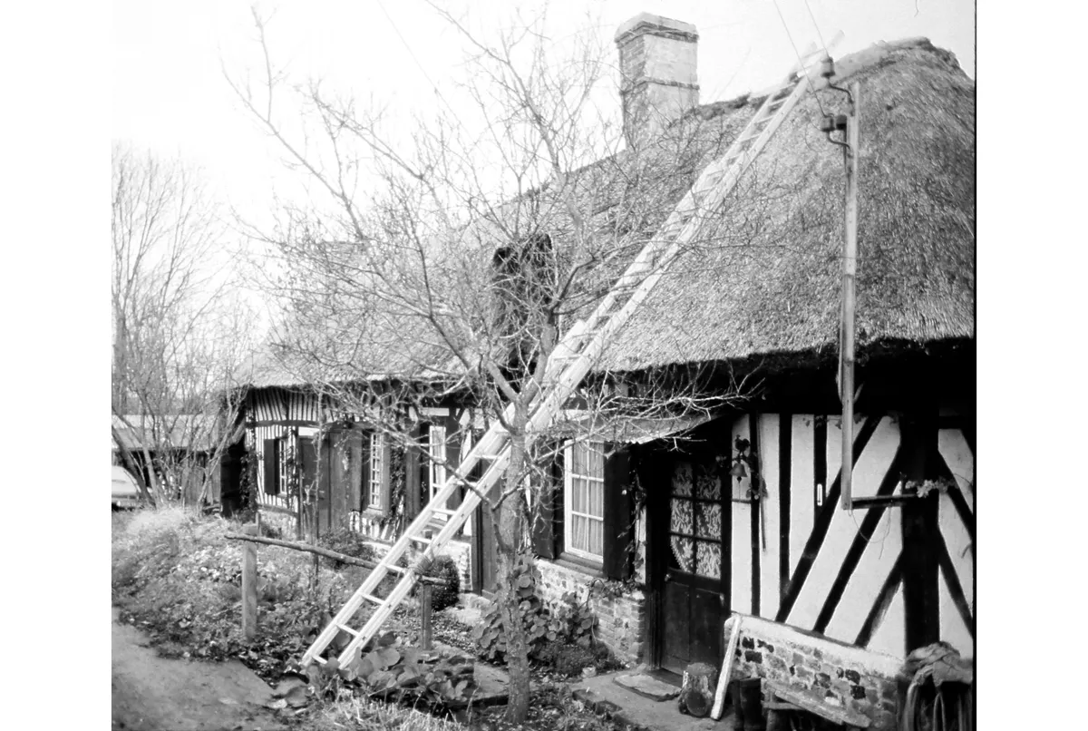 Arnoldo Palacios. La casa de techo de paja en Normandía. Fotografía de Jota Palacios.