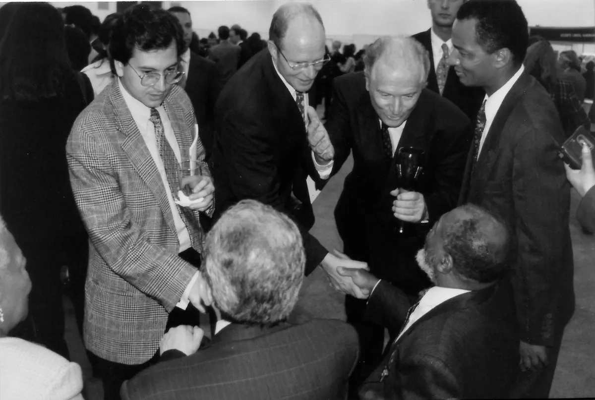 Arnoldo Palacios. Saludos en un homenaje. Fotografía de Jota Palacios.