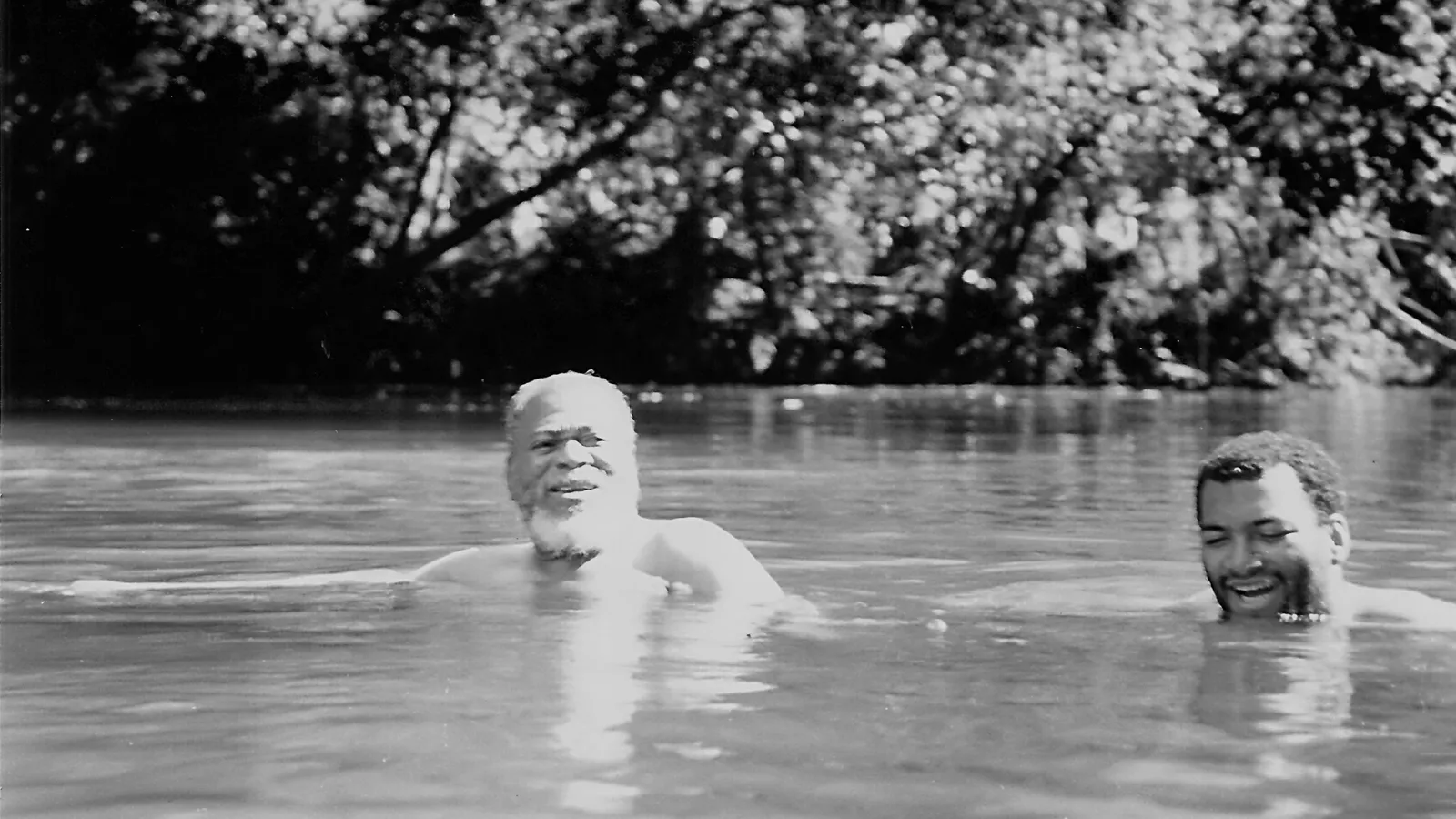 Arnoldo Palacios sonríe mientras se baña en un río de Cértegui, Chocó. Fotografía de Jota Palacios.