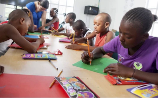 Niñas y niños del Pacífico colombiano en un taller de literacidad, dibujando con lápices de colores