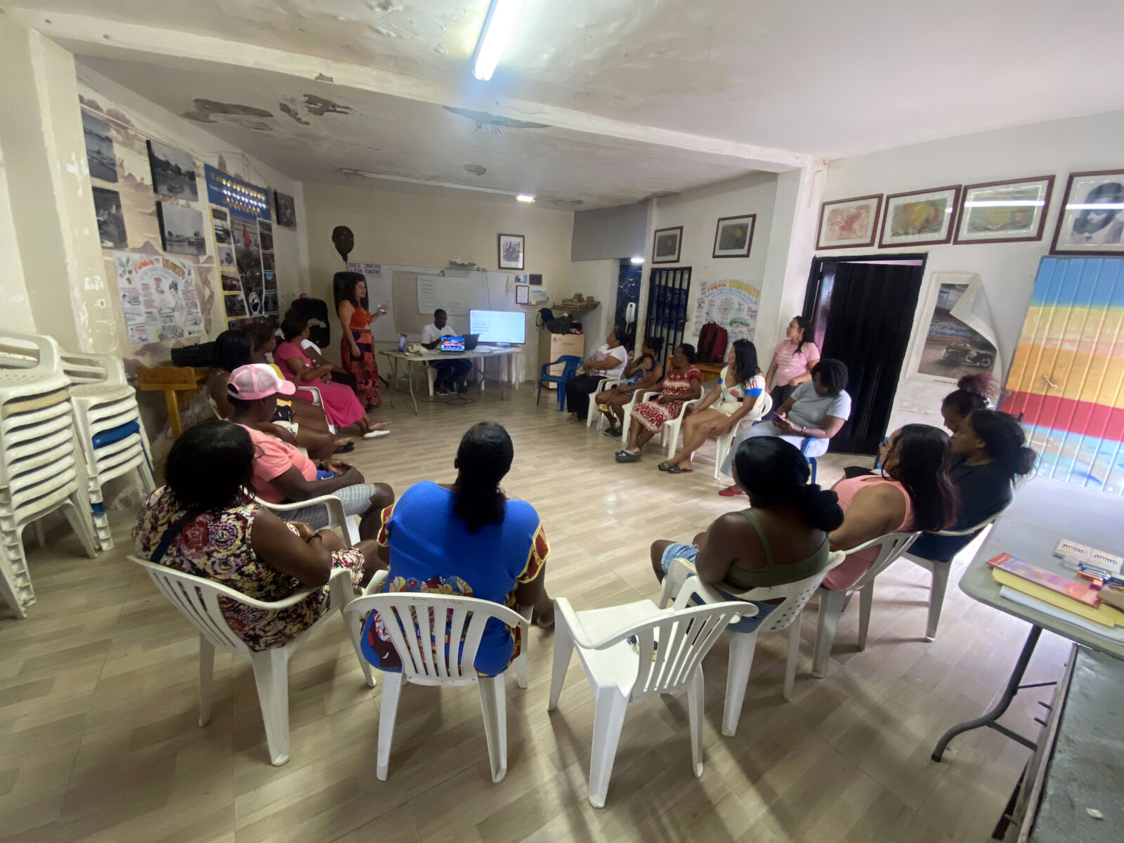 Sesión de trabajo del taller en la sede comunitaria