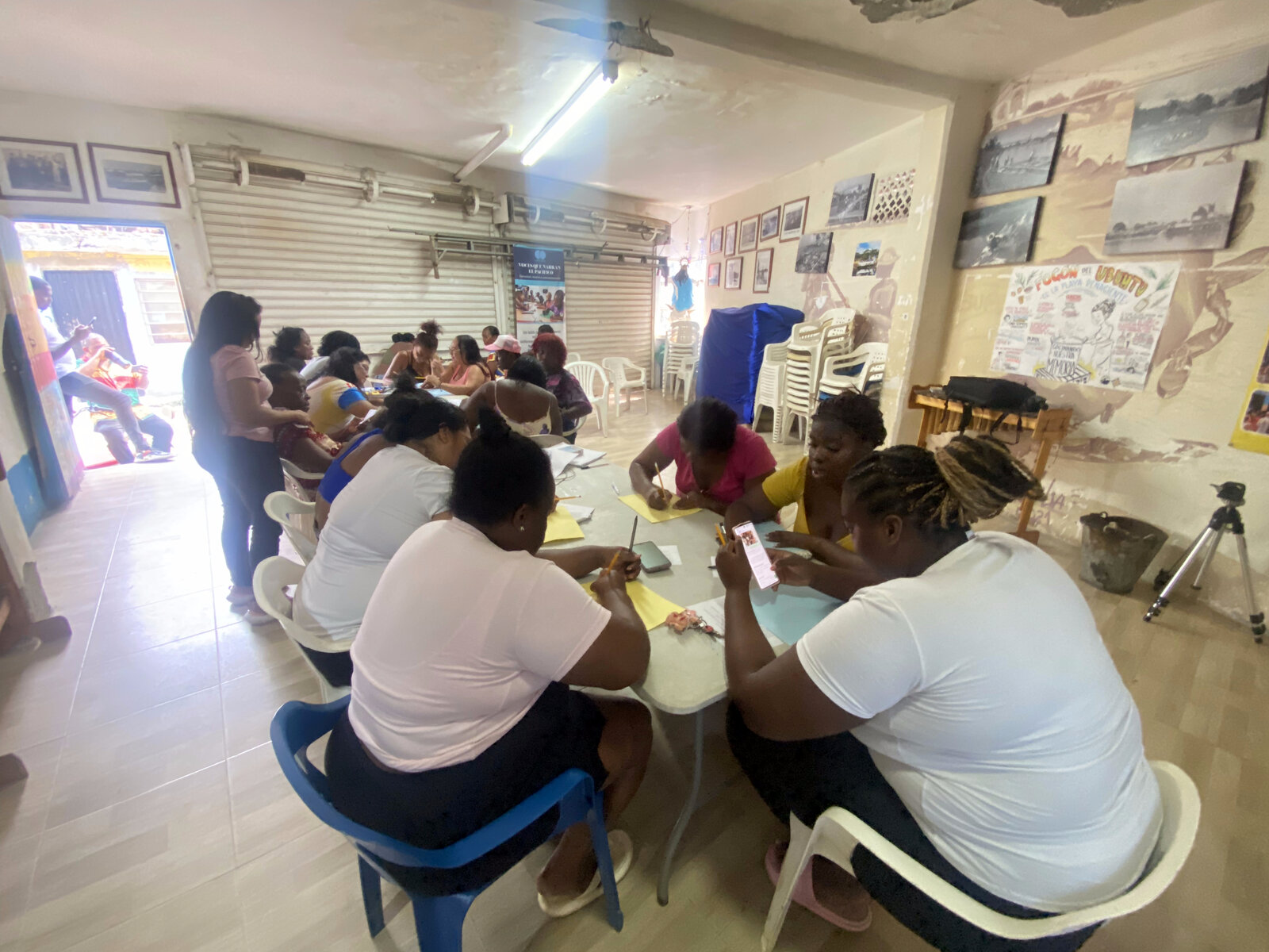 Madres comunitarias escribiendo en grupos
