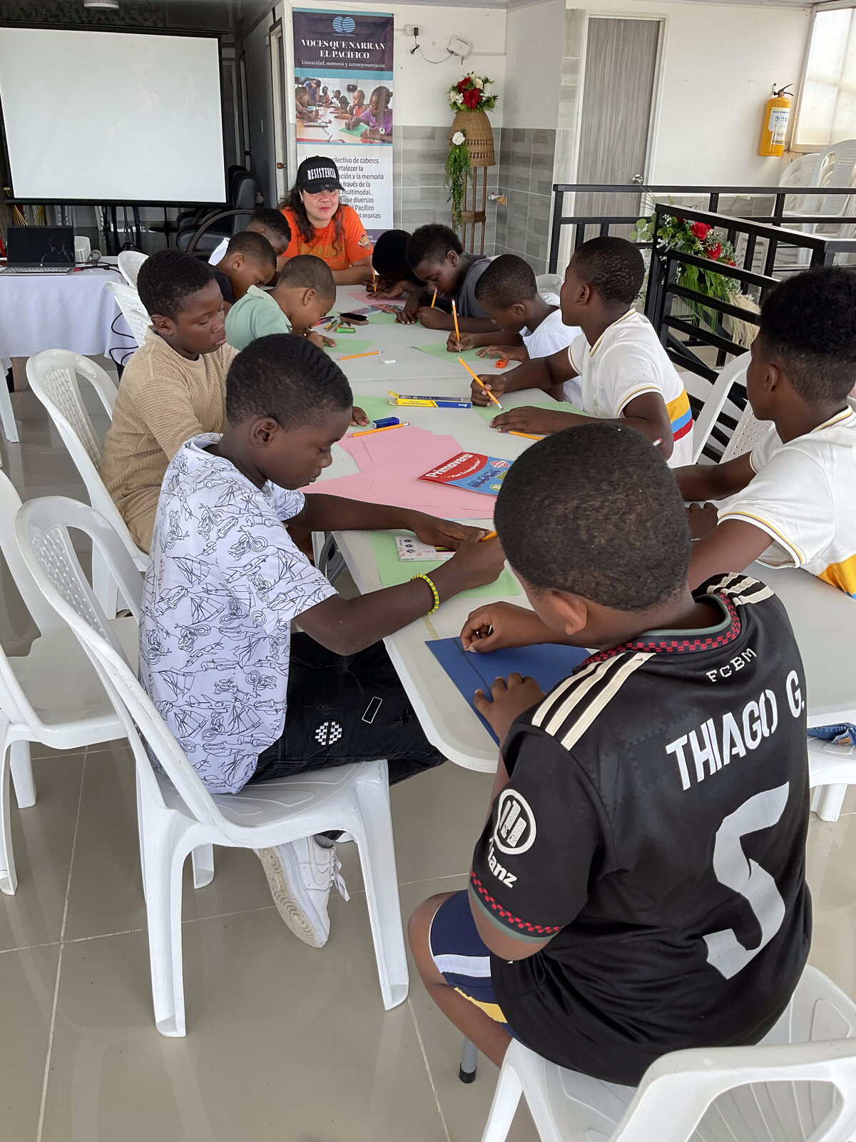 Niños trabajando en sus dibujos y versos