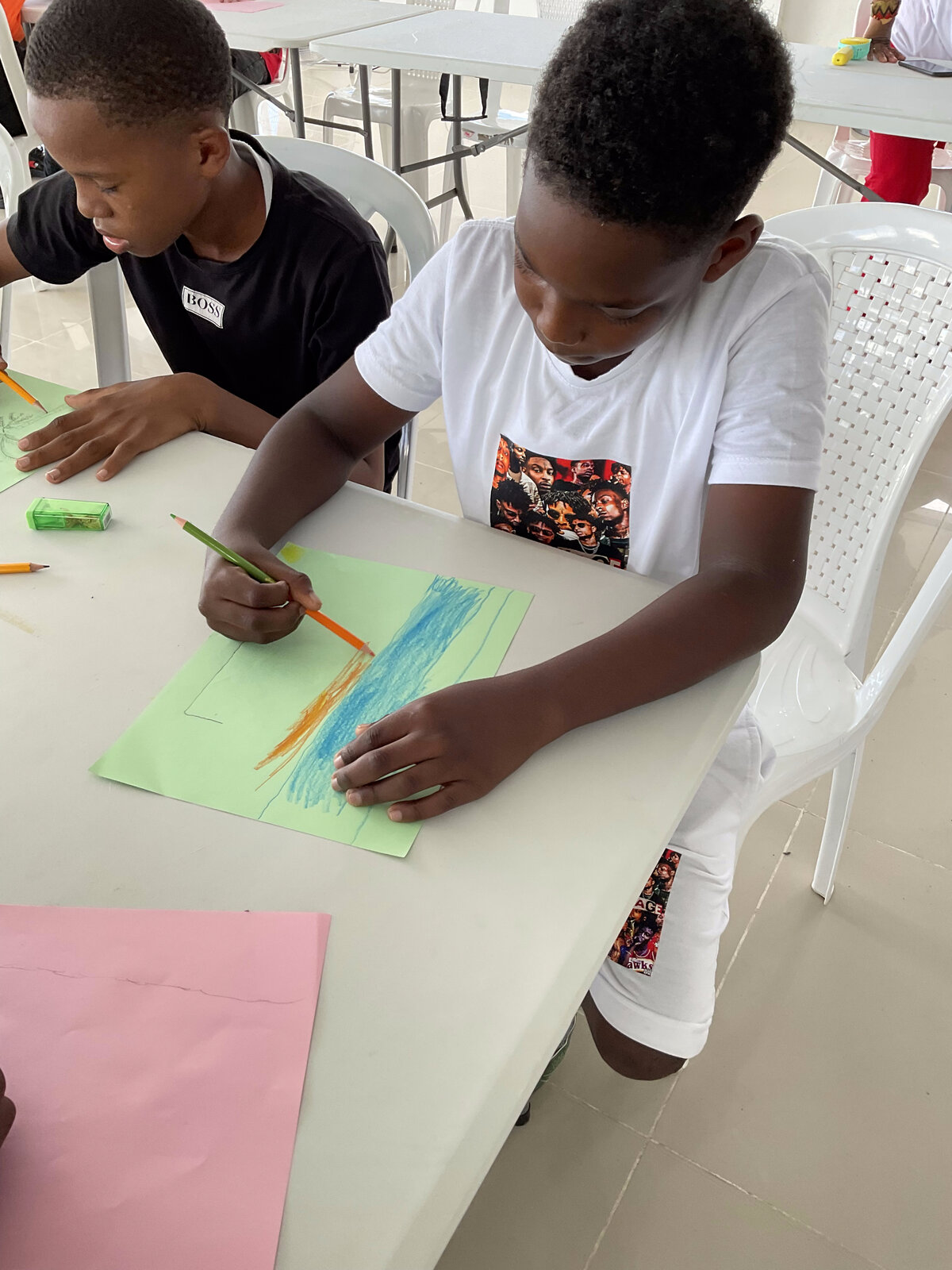Niños componiendo en la mesa