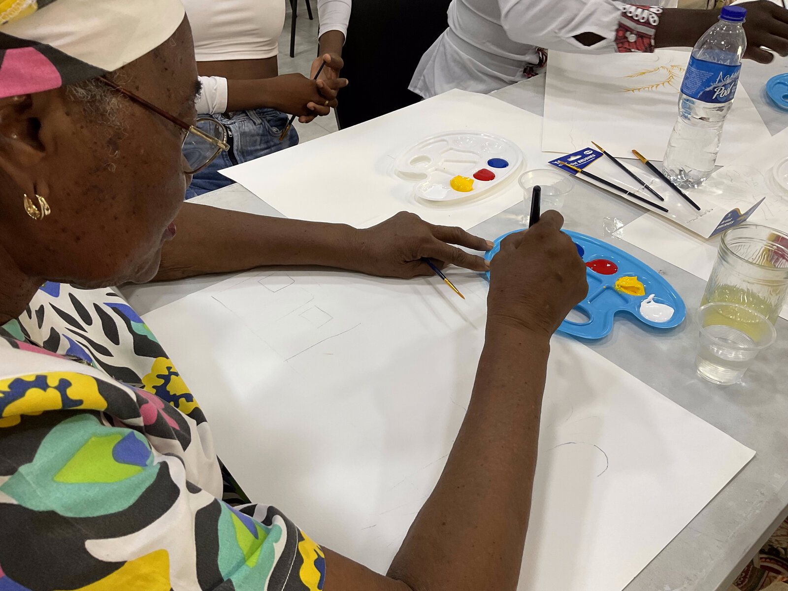 Participante pintando su obra