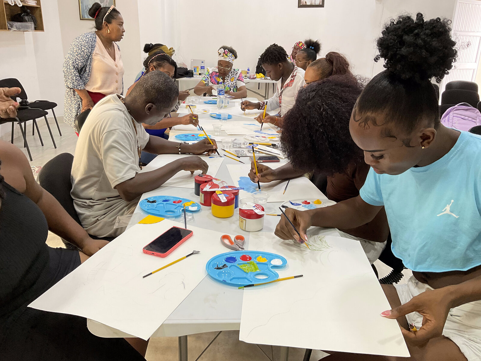 Grupo pintando en la mesa