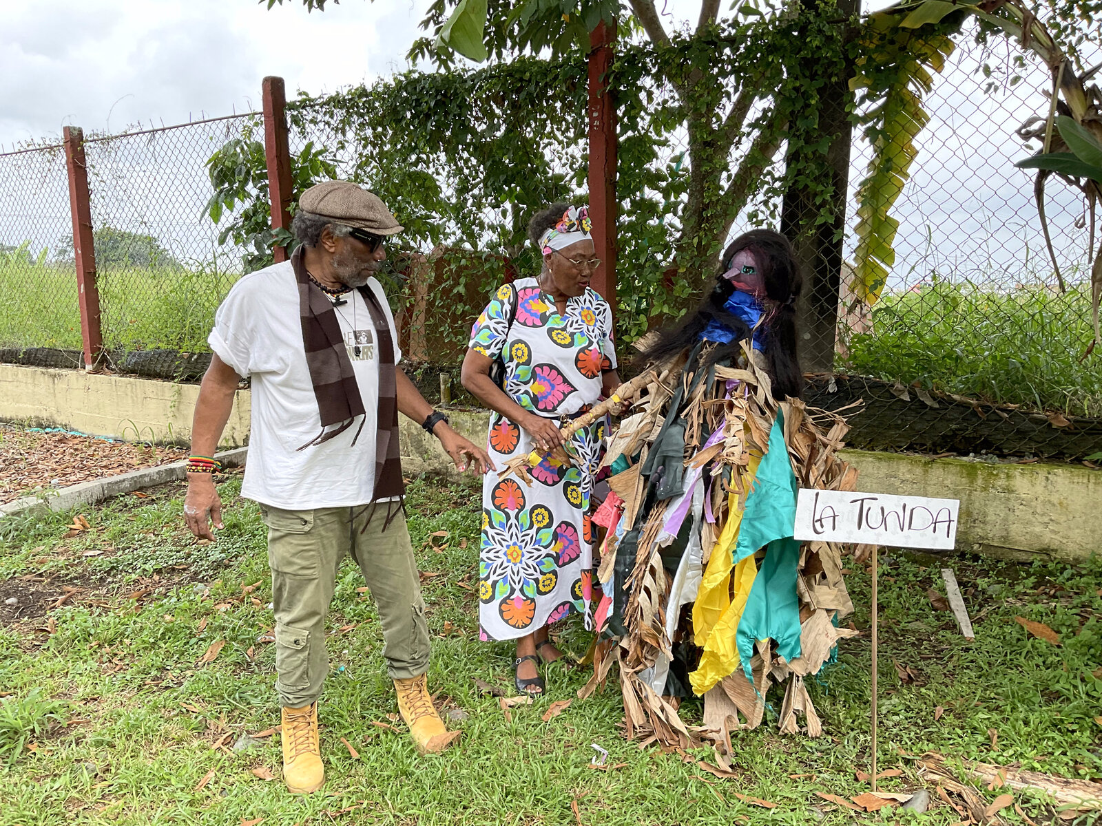 Participantes junto a la instalación de La Tunda