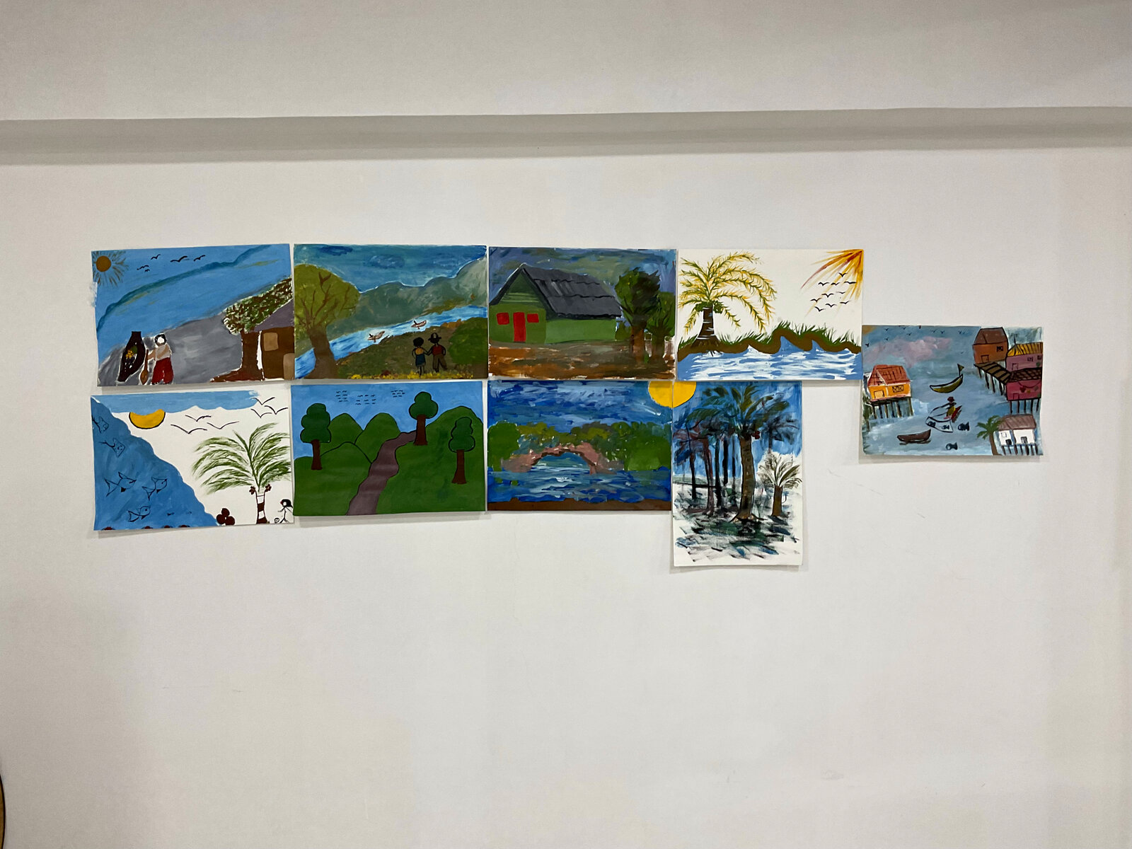 Serie de pinturas expuestas en la pared